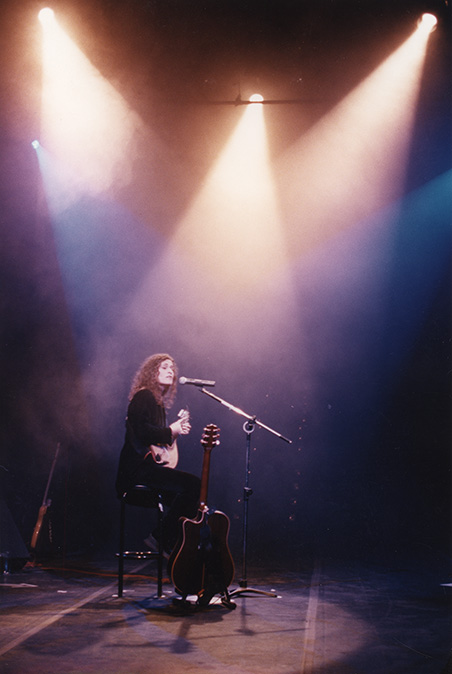 Foto: Zélia Duncan no palco do Sesc Pompeia, 15/7/1997. 