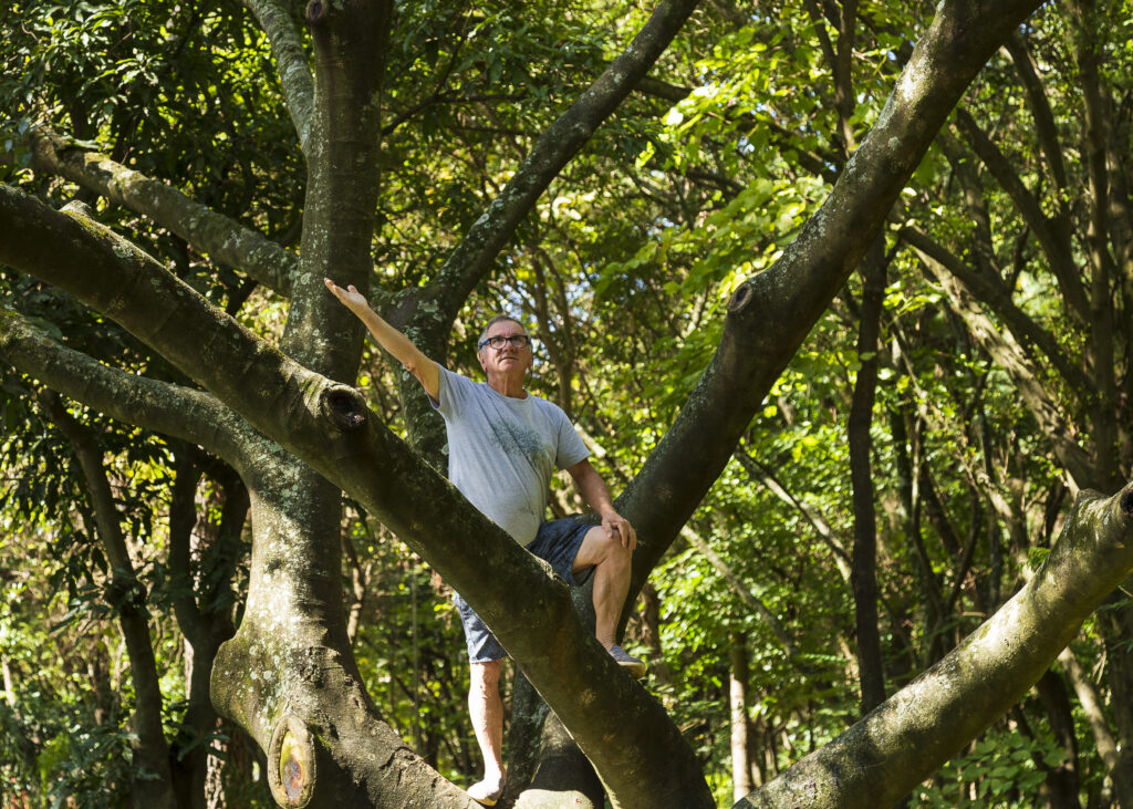 Em 20 anos, o aposentado Hélio da Silva já plantou mais de 39 mil árvores nas margens do Córrego Tiquatira, zona leste de São Paulo: a ação resultou na criação do primeiro parque linear da cidade, em 2008. Foto: Adriana Vichi