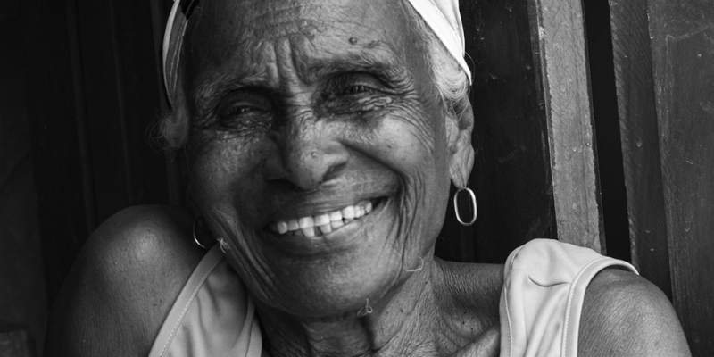 Mais antiga ceramista brasileira em atividade, a baiana Dona Cadu chega aos 103 anos de idade criando panelas, pratos e outras peças moldadas com barro, além de ser rezadeira e sambadeira. Foto: Rodrigo West.