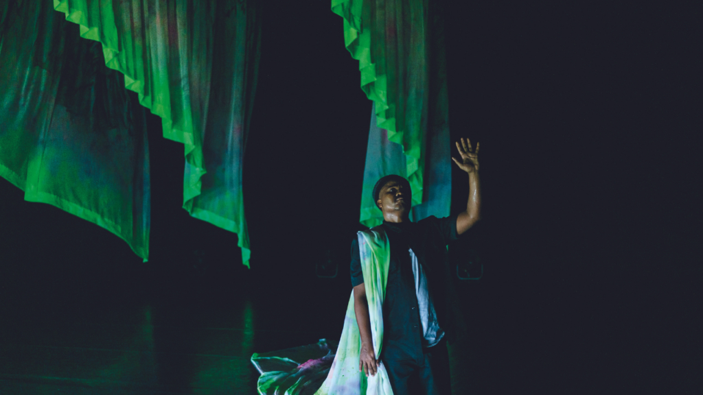 Espetáculo O Êxtase (The Ecstatic), de Jeremy Nedd e Impilo Mapantsula, é apresentado durante a Bienal Sesc de Dança. Foto: Philip Frowein.