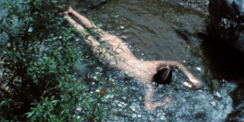 Obra Creek (1974), de Ana Mendieta. Técnica: Super-8mm, color, silent.