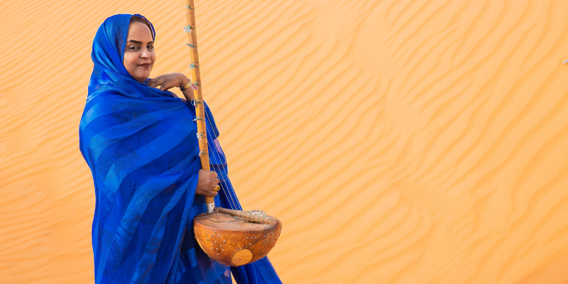 A cantora, compositora, instrumentista e griotte Noura Seymali, da Mauritânia, se apresenta no Sesc Pompeia dia 2 de novembro. Foto: Malika Diagana.