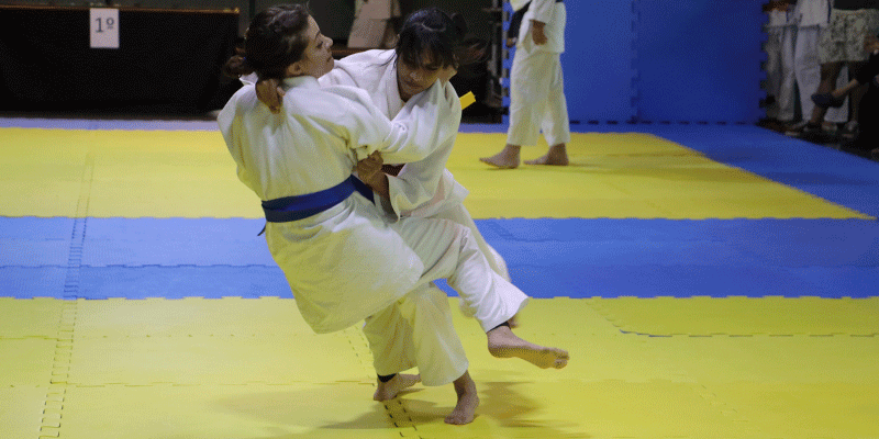 Duas competidoras durante a disputa da Copa Sesc de Judô 