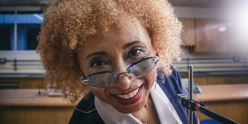 Primeira mulher negra doutora em física no Brasil, Sonia Guimarães conta que atravessou a infância e a adolescência sem referências de professores ou cientistas negros. Crédito: Projeto Mulheres Iluminando o Mundo / Umiharu.