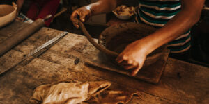 Experimentos com barro - Imagem: Associação Arte nas Mãos