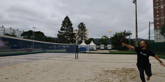 Beach Tennis na Quadra de Areia. Créditos: Ariane Barbosa