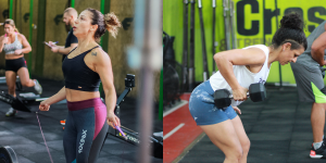 A imagem está dividida em duas partes, ambas mostrando pessoas praticando exercícios físicos em uma academia com piso emborrachado preto. Na metade esquerda da imagem, uma mulher está pulando corda. Ela usa top preto e calça legging nas cores bordô e azul com a marca “ROXBOX” visível na lateral. Seu cabelo está preso em um coque e há uma tatuagem visível em seu ombro esquerdo. Ao fundo, há outras pessoas também treinando, incluindo uma mulher usando top de estampa de oncinha e shorts pretos. Na metade direita da imagem, outra mulher está realizando um exercício de remada com dois halteres. Ela veste uma regata branca e shorts azul manchado. O cabelo está preso em um coque alto. Atrás dela, há uma parede verde com a palavra “Cross” parcialmente visível, além de outras pessoas também se exercitando.