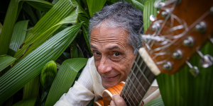 Paulo Freire está entre folhagens