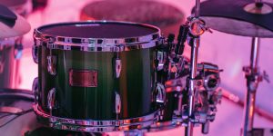 Experimenta tocar bateria foto pexels