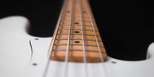 Experimente tocar contrabaixo