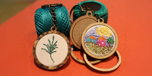 oficina De abrir caminhos: chaveiros bordados