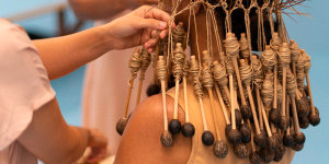 performance pelo Bilro e pelo Espinho com Jucélia da Silva