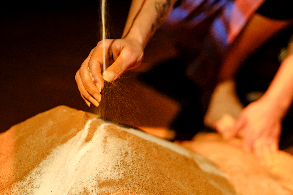 It is like a finger pointing a way to the moon. Foto: Danny Willems