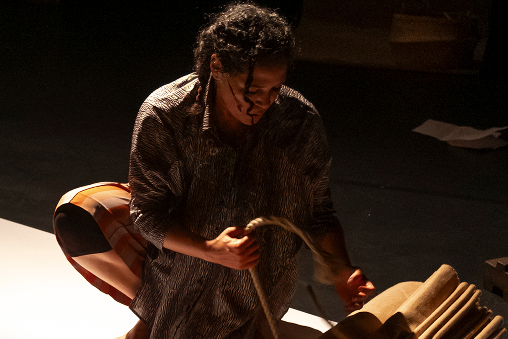 It is like a finger pointing a way to the moon. Foto: Danny Willems