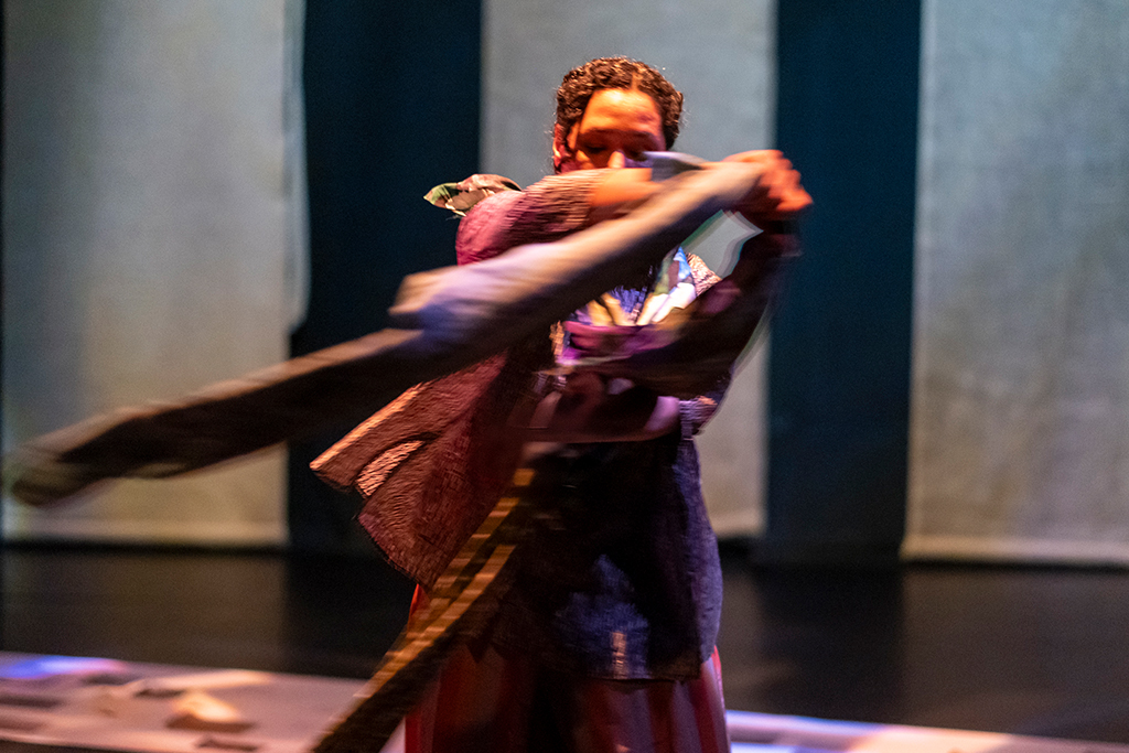 It is like a finger pointing a way to the moon. Foto: Danny Willems