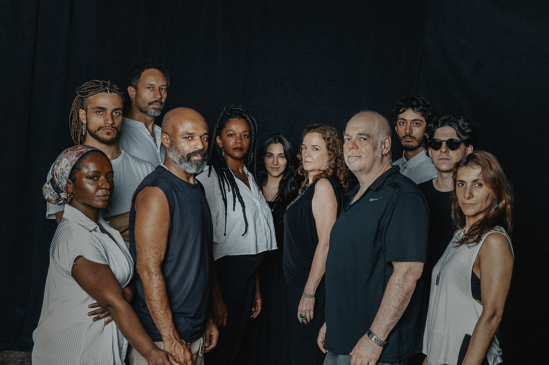 As armas milagrosas: seis personagens à procura de existência