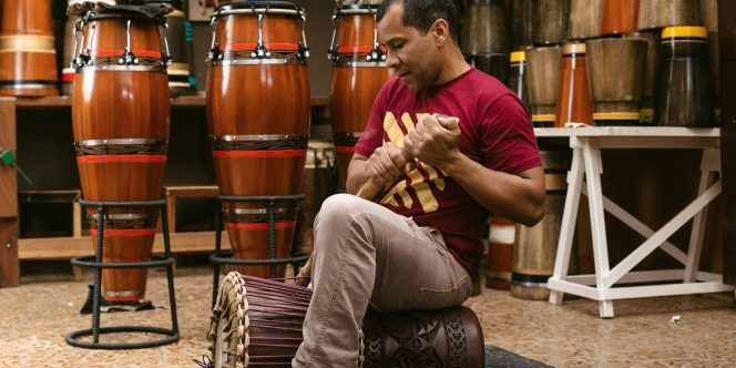 Encouramento de Djembe - Créditos: Acervo Instituto Tambor