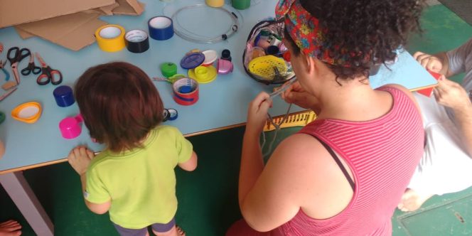 Fazer e brincar. Foto: Carol Reis