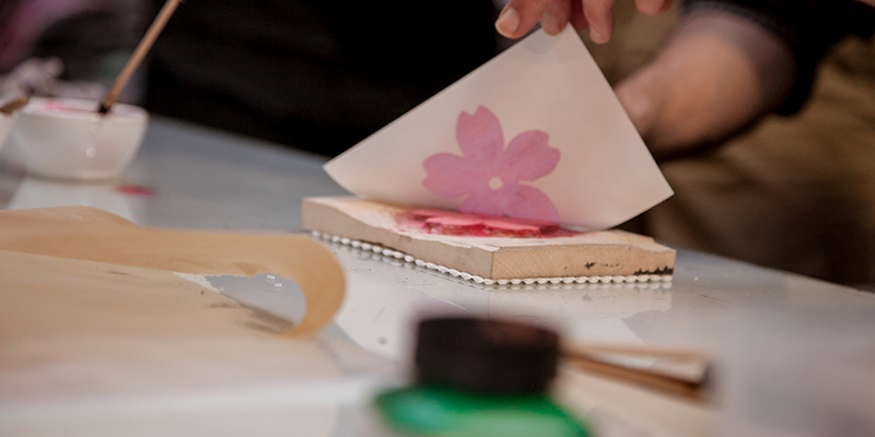 Artes Visuais vivência Mokuhanga: Xilogravura Japonesa à base de água com Fernando Saiki