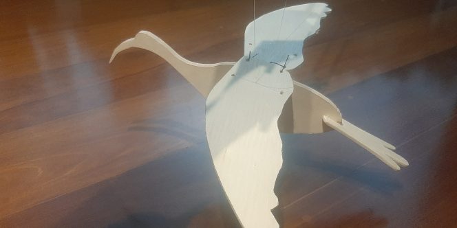 Móbiles de pássaros em madeira. Foto-Divulgação