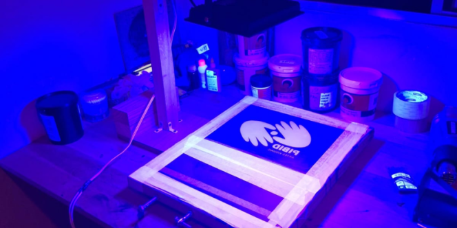 Construção coletiva: Mesa de luz serigráfica. Foto: Eric Scarpel. 