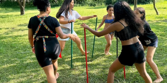 Brincadeiras ancestrais. Foto: Cia. Amoras. Acervo pessoal. 