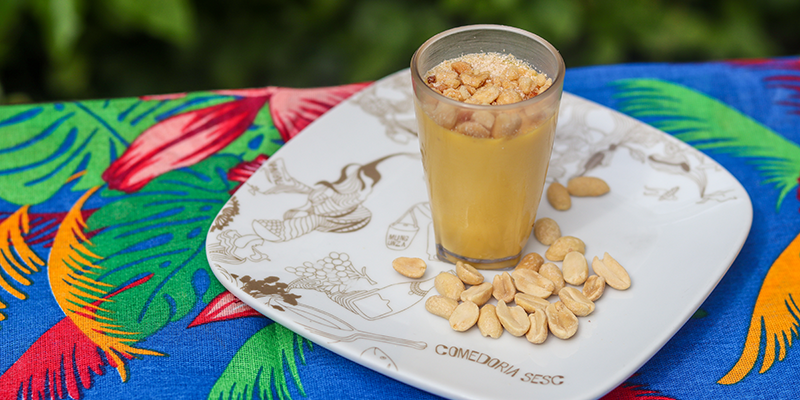 Brigadeiro de dendê com paçoca de farinha de mandioca