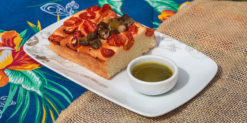 Pão artesanal com cobertura de quiabo, tomate e alho frito