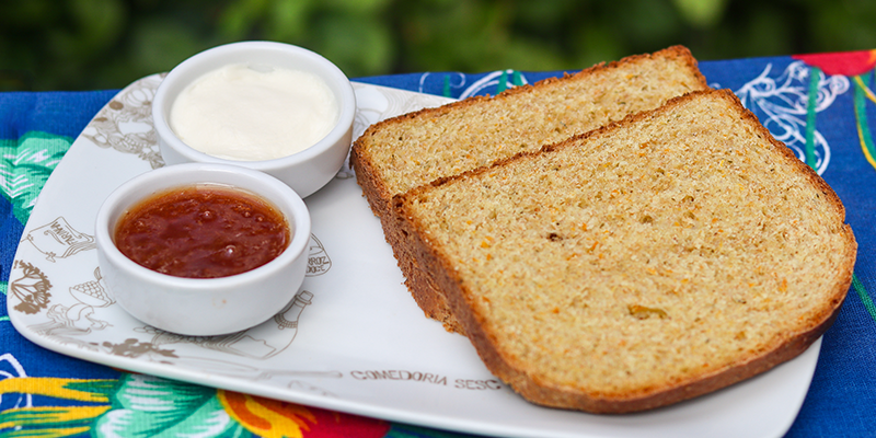 Pão artesanal tostado de abóbora com ora-pro-nóbis