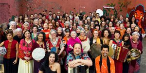 Orquestra com pessoas diversas