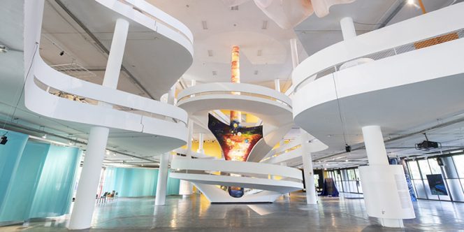 Conjunto de fotografias de vistas obras instalações da 36 Bienal de São Paulo.