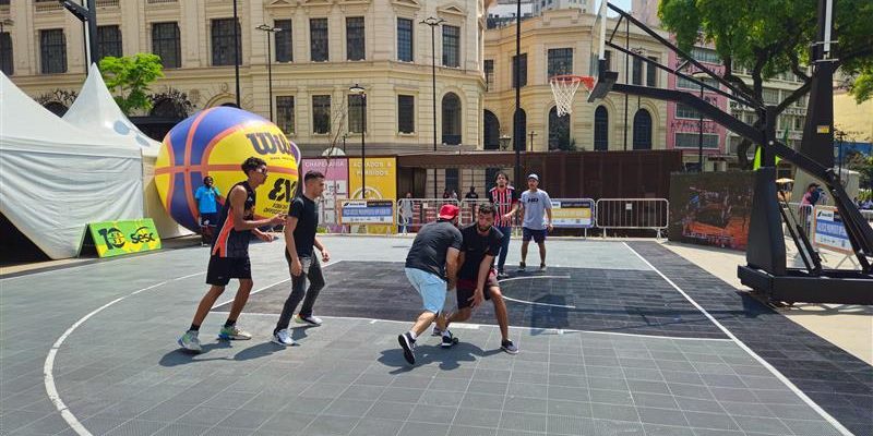 Pessoas jogando basquete 3x3