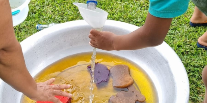 Brincando com águas coloridas - Foto: Ana Paula Rodrigues