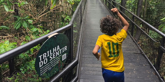 Criança caminha pela Trilha do Sentir vestindo a camisa 10 do Brasil. Foto: Dalmir Ribeiro Lima