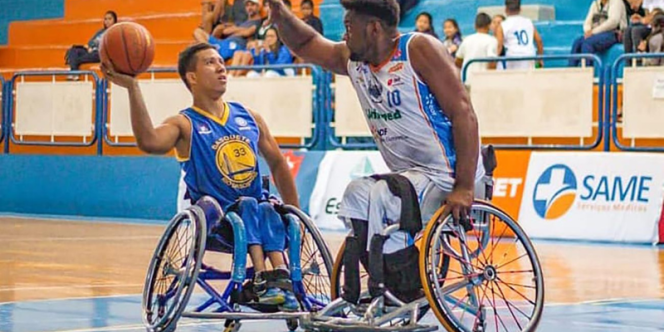 Basquete em cadeiras de rodas.