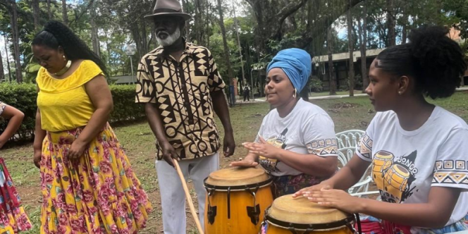 Ritmo e energia: vivência de toque de tambores. Foto: Acervo Mistura da Raça, Tamandaré, Sementes D'África e Juliana Clabunde. 