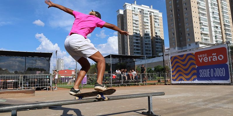 Uma pessoa fazendo manobra em uma pista de skate.