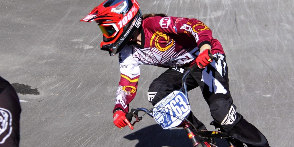 Homem de bike praticando BMX.