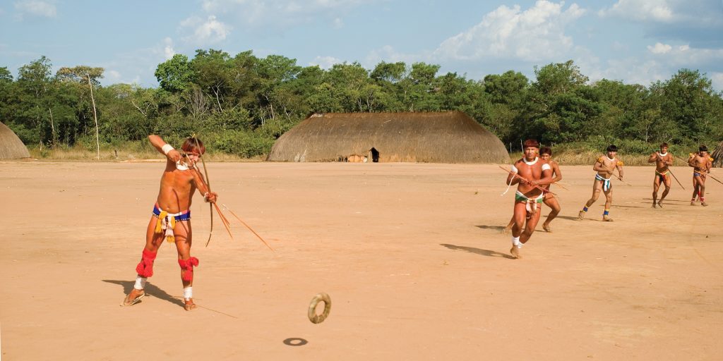 Indígenas da etnia Kalapalo jogando Ta