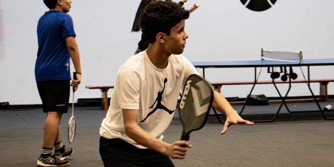 Praticante da recreação monitorada de esportes de raquete