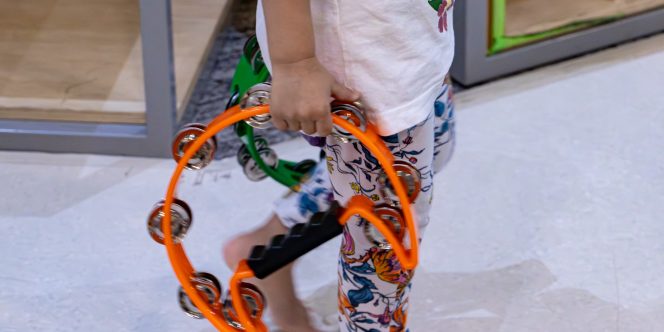 Criança na atividade Experimentos Sensoriais 