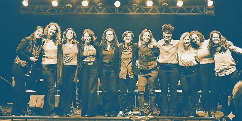 11 mulheres juntas no palco