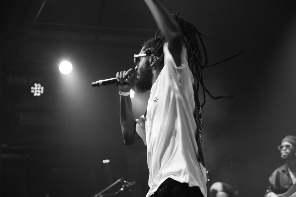 Sombra, integrante original do grupo SNJ (Somos Nós a Justiça), apresenta um show de 20 de anos de carreira solo.