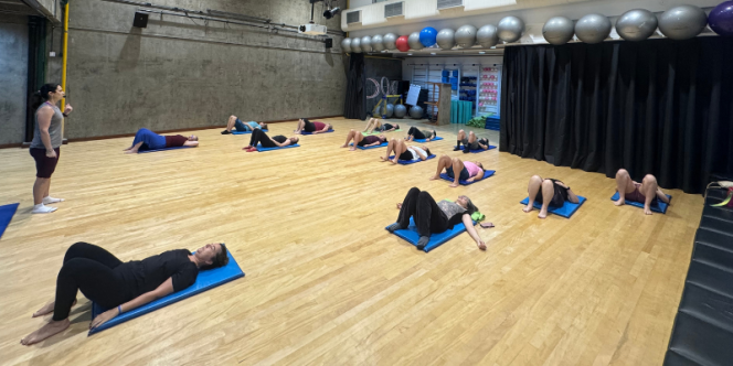 Pilates no solo. Foto: César Corrêa. 