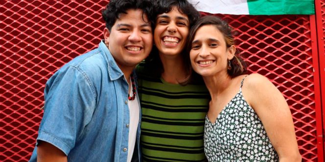 Grupo composto por 3 jovens com destaque às mulheres que cantam canções populares do Brasil