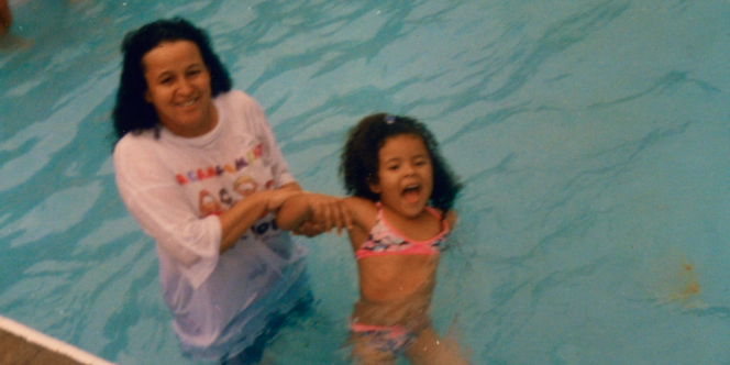 Capa do filme Aqui não entra luz, uma mulher e uma criança dentro de uma piscina