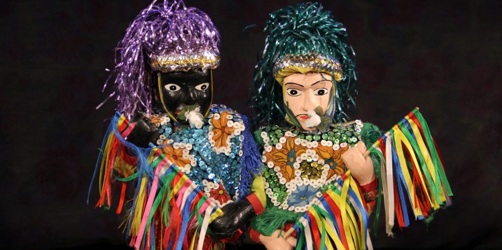 Dois bonecos mamulengos, com roupas típicas de reinados