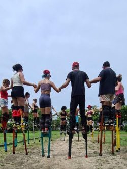 Praticantes de Perna de Pau em roda