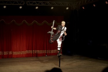 Aipim, o palhaço das pernas de pau