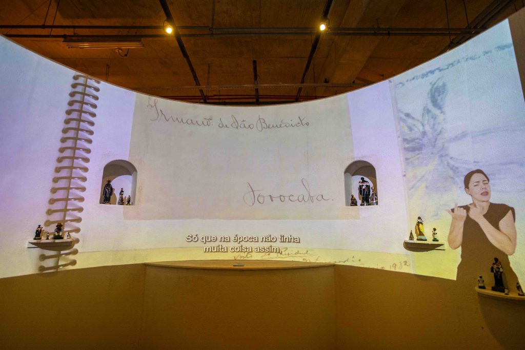 Sorocaba 06 de março de 2026 | 4ª edição da Frestas – Trienal de Artes no Sesc Sorocaba que ocorre de 28 de fevereiro a 16 de agosto de 2026, com o tema "do caminho um rezo | Cartografia Negra + Irmandade de São Benedito de Itu + Irmandade Nossa Senhoras dos Homens Pretos de Sorocaba + Quilombo Cafundó | Obra Memórias da Terra | Foto: Nilton Fukuda